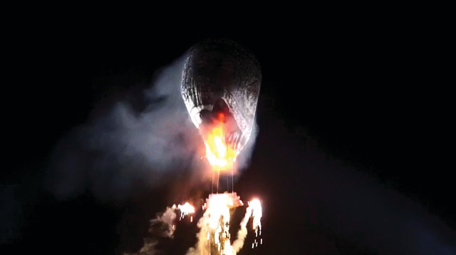 בלון מתלקח במיאנמר (צילום: ברוך גשטנפלד)