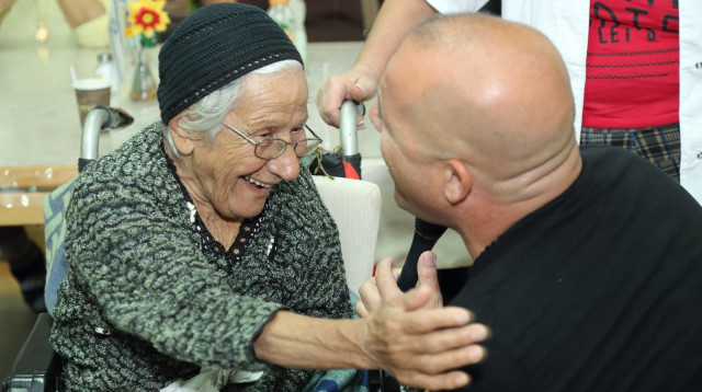 הזמר ארנון סופר במרכז יום בבאר שבע (צילום: מישל אמזלג)