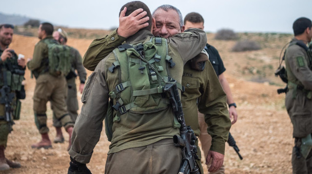 הרמטכ"ל גדי איזנקוט ובנו סמ"ר ג' (צילום: דובר צה"ל)