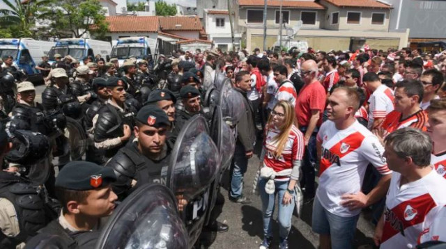 אוהדי ריבר פלייט מול משטרת ארגנטינה (צילום: AFP)