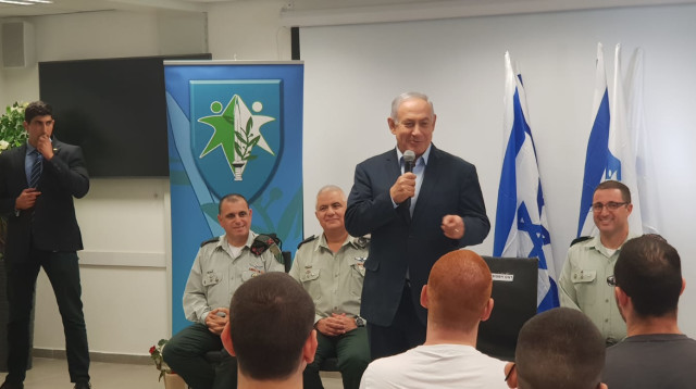 בנימין נתניהו בבקו"ם (צילום: טל לב רם)