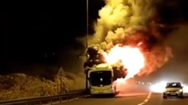 אוטובוס נשרף בכביש 1 (צילום: דוברות כב"ה ירושלים)