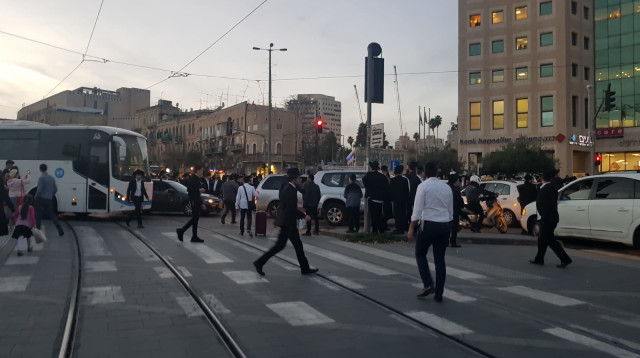 הפגנת חרדים לאחר מעצר עריק (צילום: אריאל שרפר)
