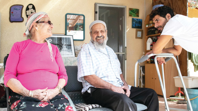 אתגר מויאל עם סבא יעקב וסבתא אסתר (צילום: ערן לוף)