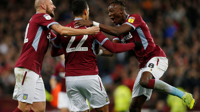 תמי אברהם ושחקני אסטון וילה חוגגים (צילום: רויטרס)