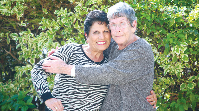 דליה קליין (מימין) והמטפלת ציפי עובדיה (צילום: אלוני מור)