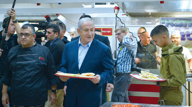 ראש הממשלה בנימין נתניהו בחדר אוכל צבאי (צילום: אבי דישי, פלאש 90)