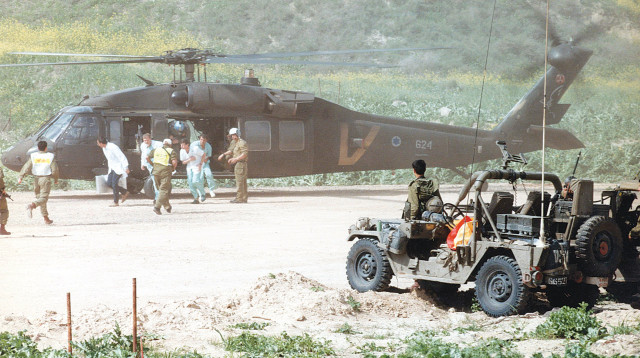 פינוי הנפגעות בפיגוע בנהריים (צילום: רוני שיצר,אלבום פרטי)