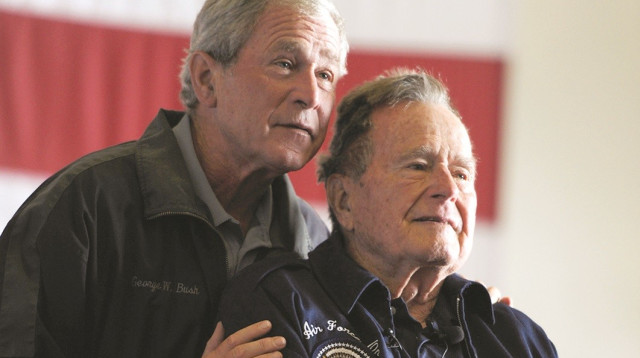 ג'ורג' בוש האב והבן (צילום: AFP)