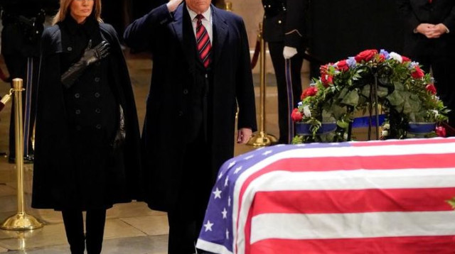 דונלד ומלניה טראמפ מול ארונו של בוש האב (צילום: רויטרס)