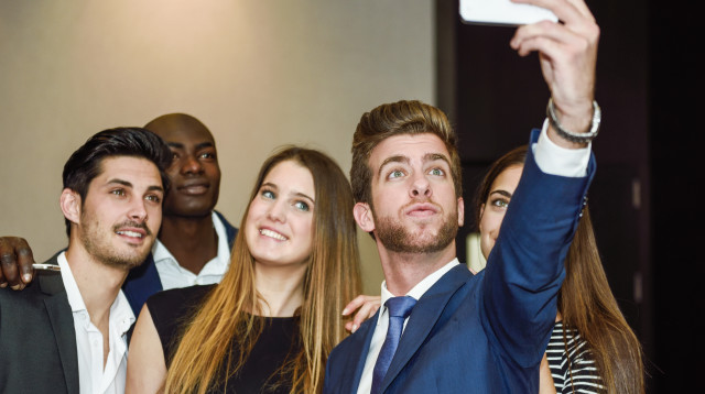 תראו אותנו, אנחנו נאורים (צילום: ingimage/ASAP)