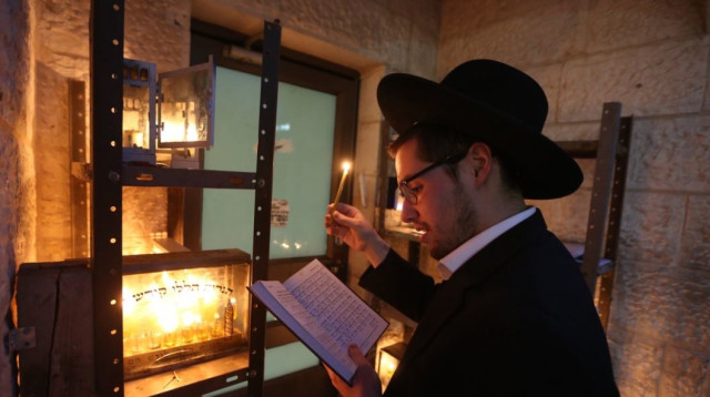 הדלקת נרות חנוכה (צילום: מרק ישראל סלם)