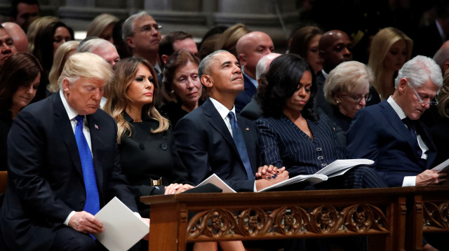 מלניה ודונלד טראמפ לצד ברק ומישל אובמה  (צילום: רויטרס)