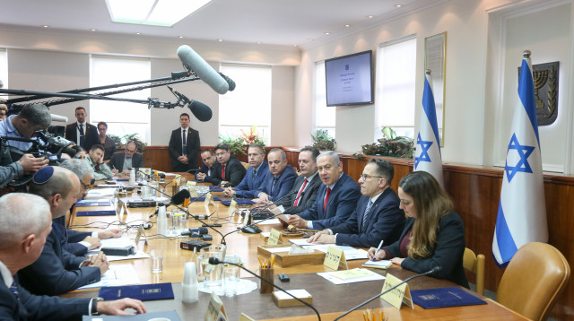 בנימין נתניהו בישיבת ממשלה (צילום: מרק ישראל סלם)