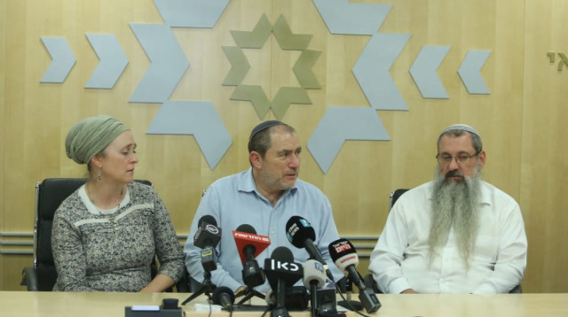 הורי הזוג שנפצע בפיגוע בעפרה (צילום: מרק ישראל סלם)