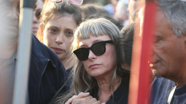 מיקה, אלמנתו של יגאל בשן, בהלוויה (צילום: אבשלום ששוני)