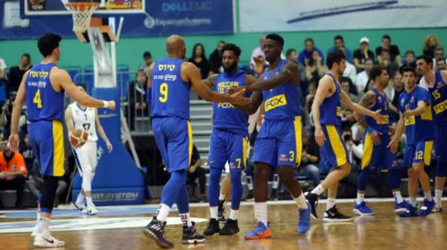 שחקני מכבי תל אביב (צילום: אודי ציטיאט)