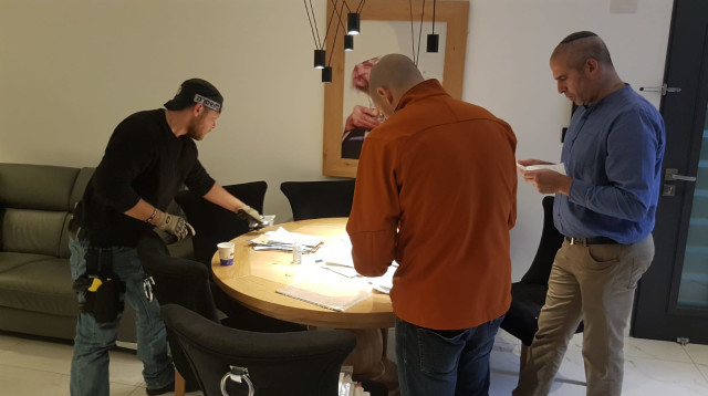 חשיפת רשת הימורים בלתי חוקית (צילום: דוברות המשטרה)