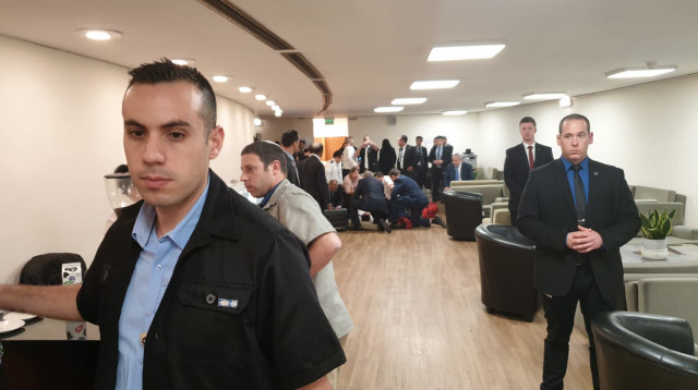 שר התמוטט במליאה (צילום: יהודה גליק)