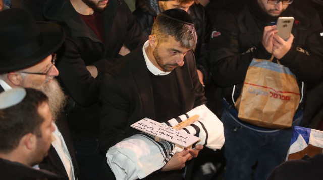 הלווייתו של עמיעד ישראל, התינוק שנרצח בפיגוע בעפרה (צילום: מרק ישראל סלם)