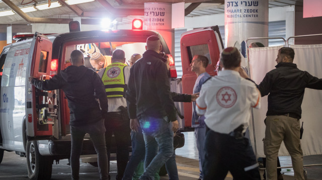 פינוי הפצועים של פיגוע הירי בגבעת אסף (צילום: פלאש 90)