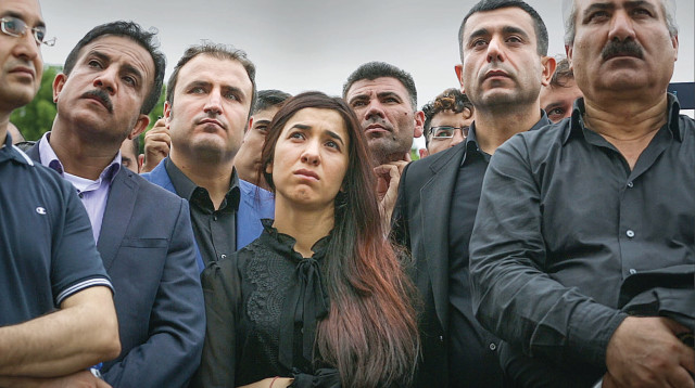 על כתפיה (צילום: הוט)