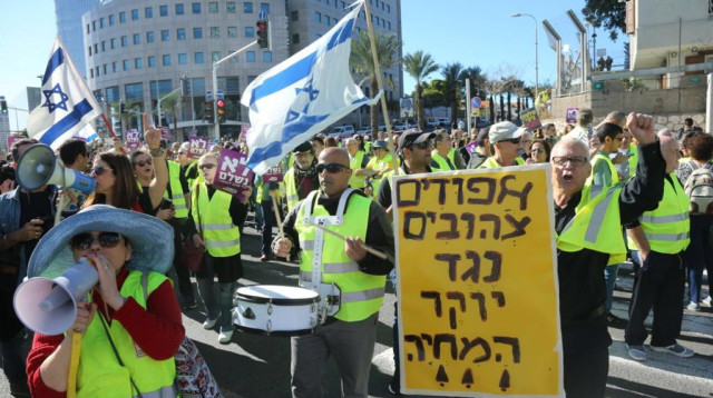 מחאה על יוקר המחייה בצומת עזריאלי (צילום: אבשלום ששוני)