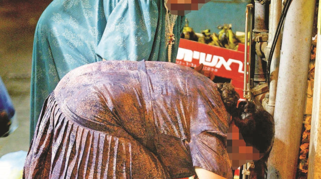 קשישים מחפשים אוכל (צילום: אוליבייר פיטוסי, פלאש 90)