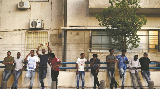 שוהים זרים בדרום תל אביב (צילום: תומר נויברג, פלאש 90)