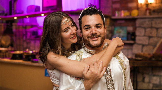 בני הזוג המאושרים בטקס החינה (צילום: נדב אריאל)