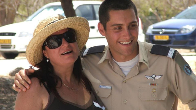 רונה רמון ביחד עם בנה אסף (צילום: באדיבות קרן רמון)