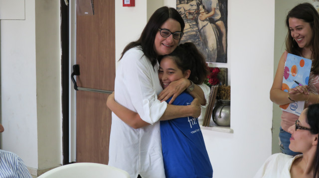 רונה רמון עם חניכי מועדון "הטייסת" (צילום: באדיבות מועדון הטייסת)