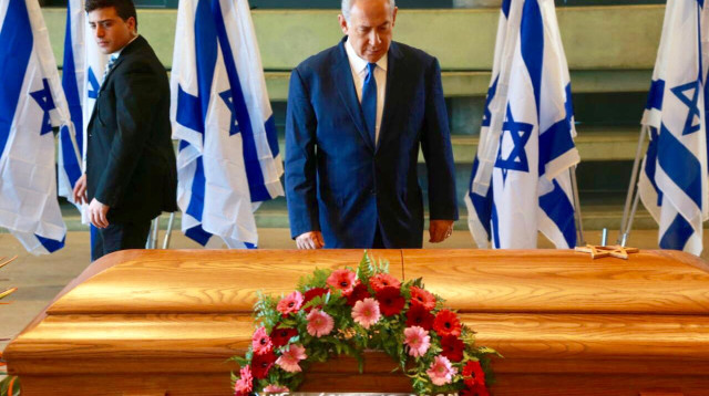 בנימין נתניהו מול ארונה של רונה רמון (צילום: אבשלום ששוני)