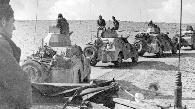 שיירת שיריוניות לפני הכניסה לסיני במבצע חורב (צילום: פיקוויקי)