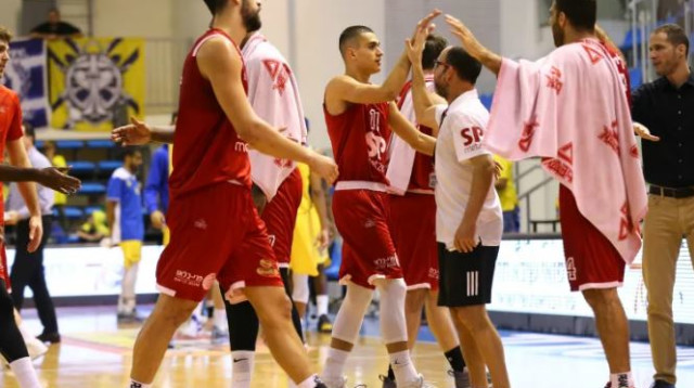 שחקני הפועל תל אביב  (צילום: לירון מולדובן)