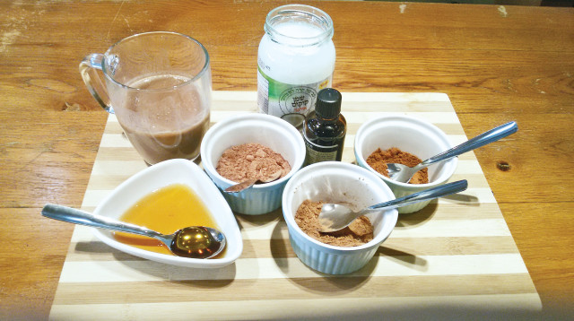 המרכיבים להכנת שוקו (צילום: אילנה שטוטלנד)