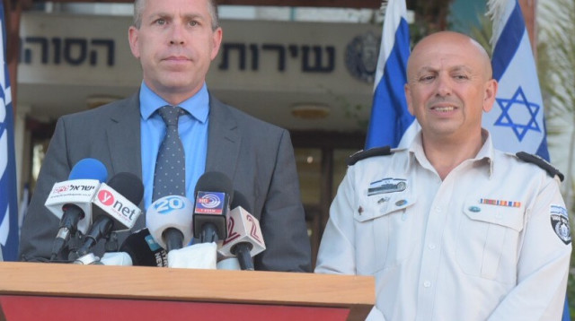 אשר וקנין עם השר גלעד ארדן (צילום: אבשלום ששוני)