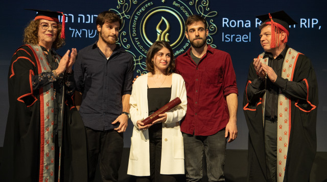 ילדיהם של רונה ואילן רמון ז"ל יפתח, נועה וטל מקבלים את התואר מידי נשיאת האוניברסיטה פרופ' רבקה כרמי  (צילום: דני מכליס, אוניברסיטת בן-גוריון)