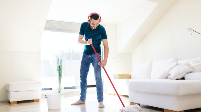 גבר שוטף את הרצפה, אילוסטרציה (צילום: אינג אימג')