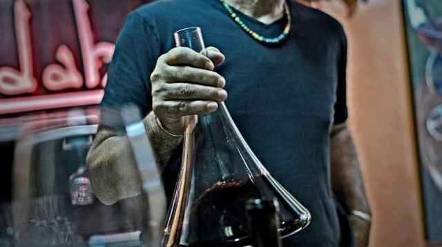 יין בדקנטר (צילום: רן בירן)