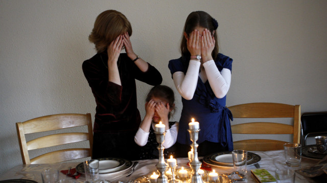 הדלקת נרות שבת  (צילום: רויטרס)