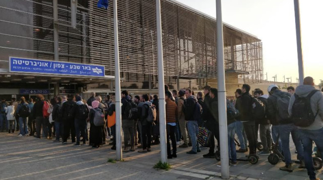 התור בתחנת האוניברסיטה בבאר שבע (צילום: רותם מלול)