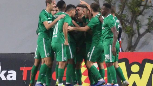 שחקני מכבי חיפה חוגגים (צילום: עדי אבישי)