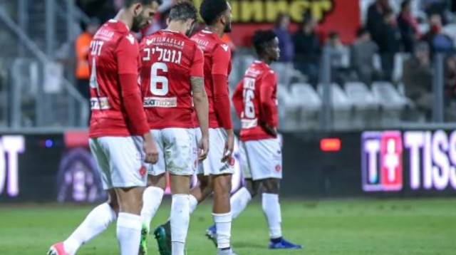 שחקני הפועל תל אביב (צילום: מאור אלקסלסי)