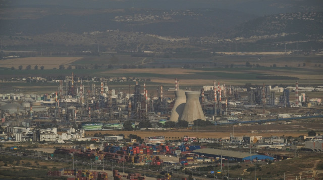 מפעלים במפרץ חיפה (צילום: יניב נדב, פלאש 90)