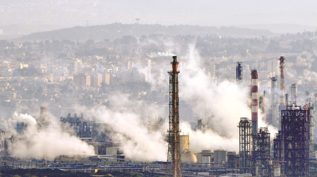 מפעלים במפרץ חיפה (צילום: שי לוי, פלאש 90)