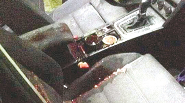 הרכב של עאישה ראבי שנפגעה מזריקת אבנים (צילום: חברת החדשות)