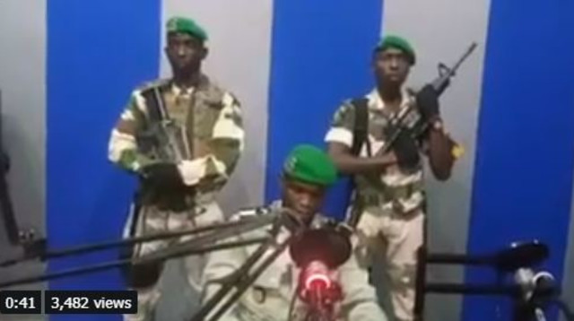 קצינים בגבון משתלטים על תחנת הטלוויזיה (צילום: רויטרס)