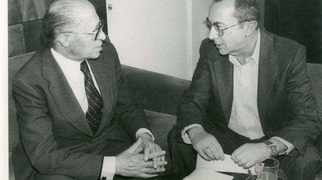 משה ארנס ומנחם בגין (צילום: קלאודיו פיימבלט)