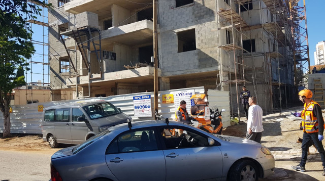 פועל כבן 40 נפל אל מותו בנתניה (צילום: דוברות איחוד הצלה)